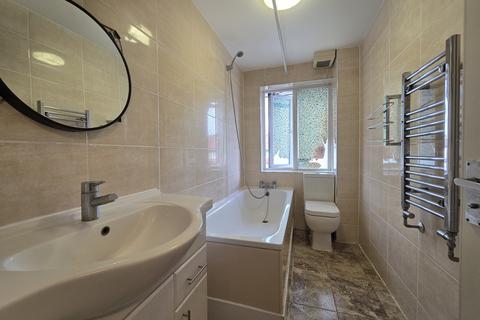 2 bedroom flat to rent, The Vale, London NW11