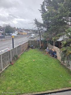 2 bedroom flat to rent, The Vale, London NW11