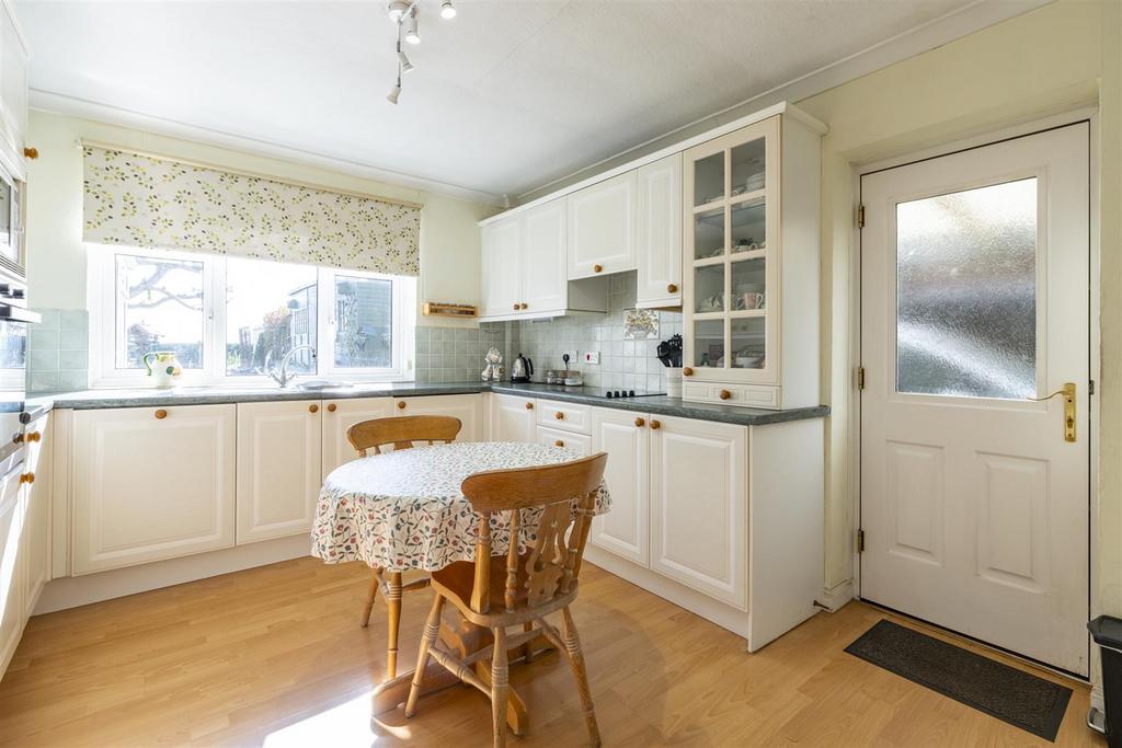 Kitchen 1 .jpg