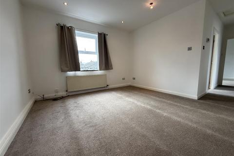 2 bedroom apartment to rent, Queen Street, Springhead, Oldham