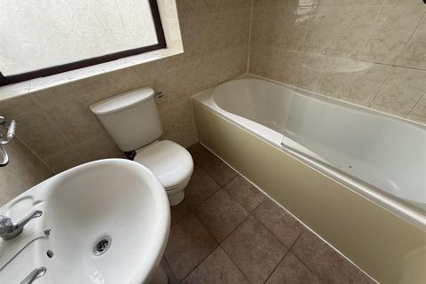 2 bedroom apartment to rent, Queen Street, Springhead, Oldham