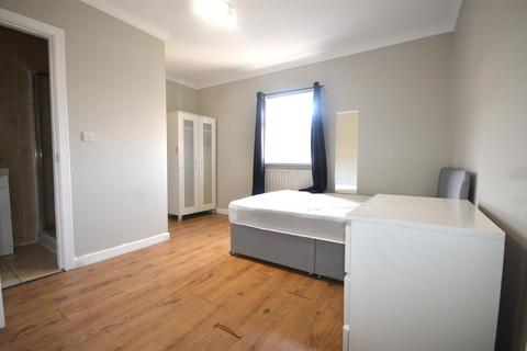 3 bedroom house for sale, Gresham Road, London