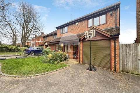 3 bedroom detached house to rent, Holyport Road, Maidenhead SL6