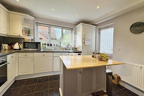 3 bedroom detached house to rent, Holyport Road, Maidenhead SL6