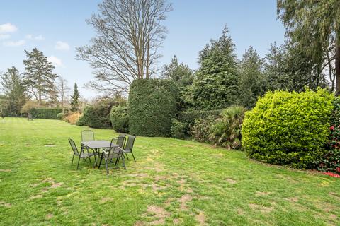 2 bedroom flat for sale, Parkside Court, Weybridge, Surrey, KT13