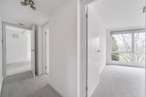 2 bedroom flat for sale, Parkside Court, Weybridge, Surrey, KT13