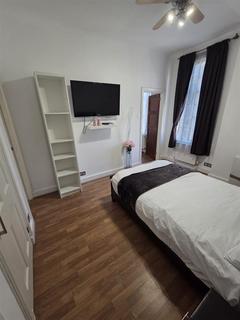 2 bedroom flat to rent, Hallam Street, London