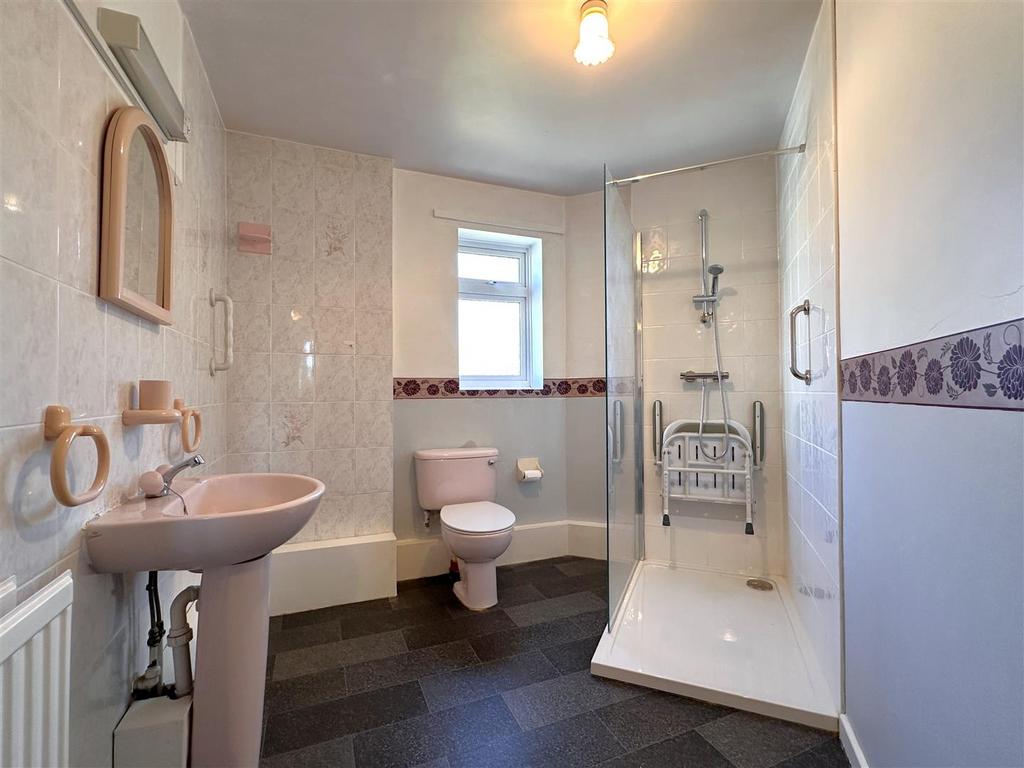 Spacious Shower Room 009