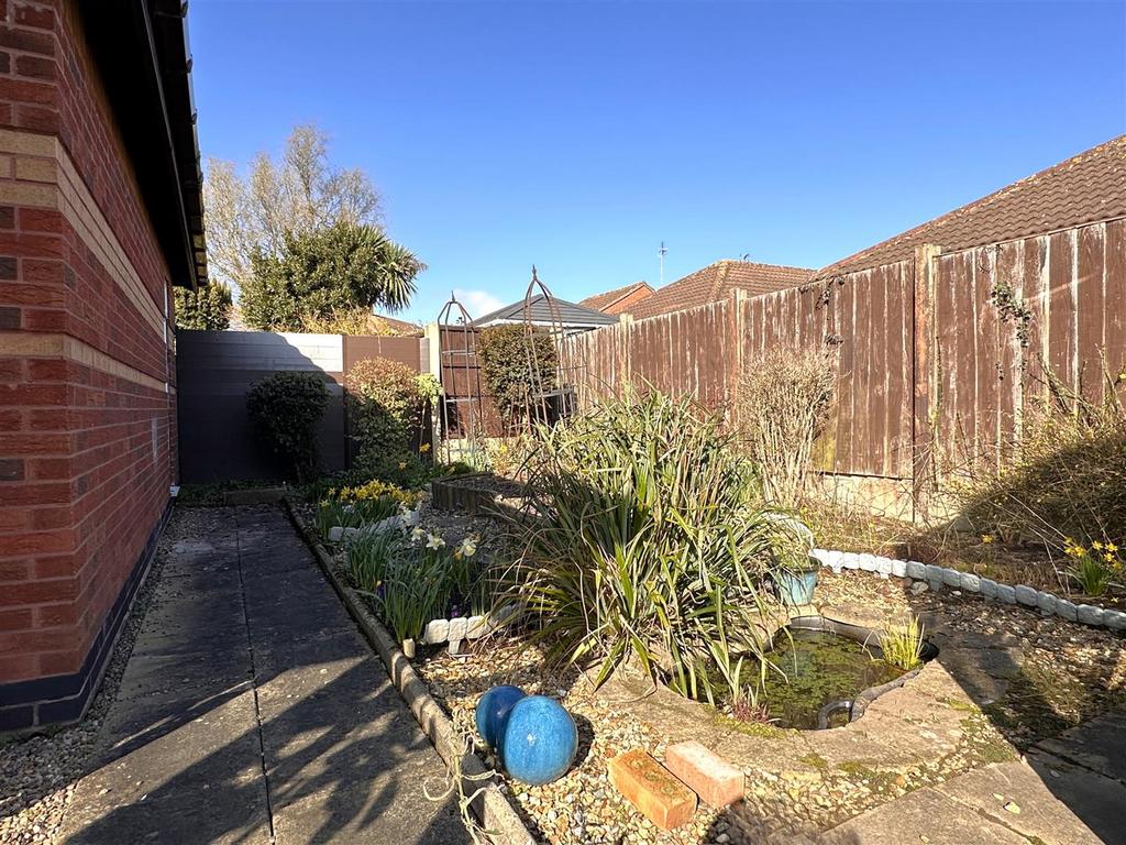 Side Garden 060