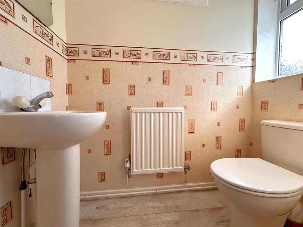 Cloakroom W.C 025