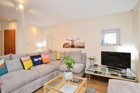 2 bedroom flat to rent, Holyrood Road, Edinburgh, EH8