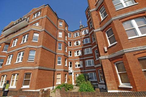 2 bedroom flat to rent, Lurline Gardens, London SW11