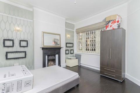 2 bedroom flat to rent, Lurline Gardens, London SW11