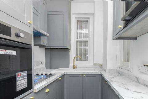2 bedroom flat to rent, Lurline Gardens, London SW11