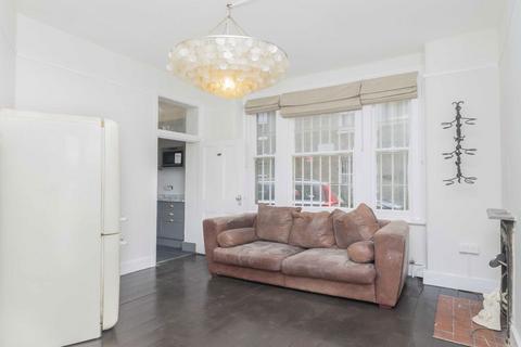 2 bedroom flat to rent, Lurline Gardens, London SW11