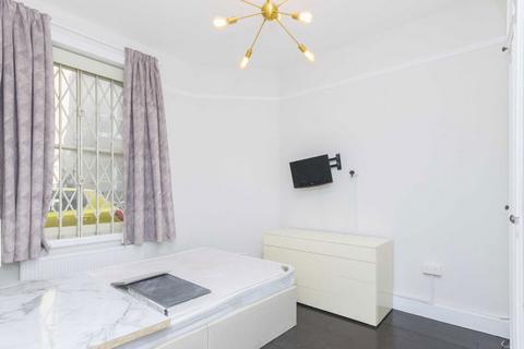 2 bedroom flat to rent, Lurline Gardens, London SW11