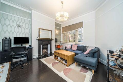 2 bedroom flat to rent, Lurline Gardens, London SW11