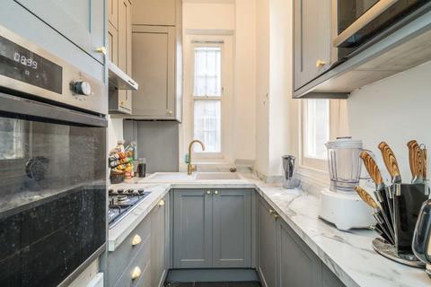 2 bedroom flat to rent, Lurline Gardens, London SW11