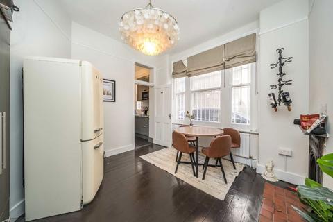 2 bedroom flat to rent, Lurline Gardens, London SW11
