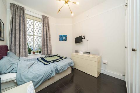 2 bedroom flat to rent, Lurline Gardens, London SW11