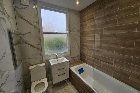 3 bedroom flat to rent, Sydenham Road, London