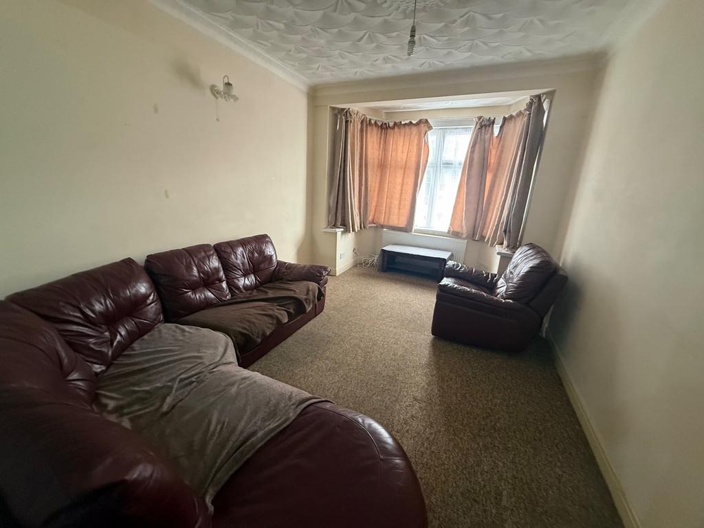 Three bedrom house to let