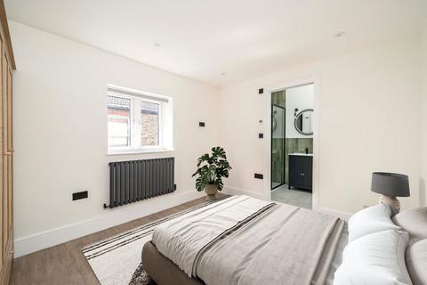 3 bedroom flat to rent, Winchester Street, London W3
