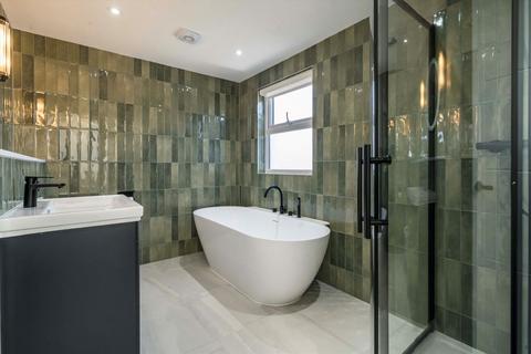 3 bedroom flat to rent, Winchester Street, London W3
