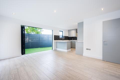 3 bedroom flat to rent, Colney Hatch Lane, London N10