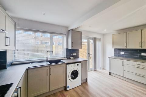 3 bedroom terraced house to rent, Elmwood Drive, Wakefield WF2