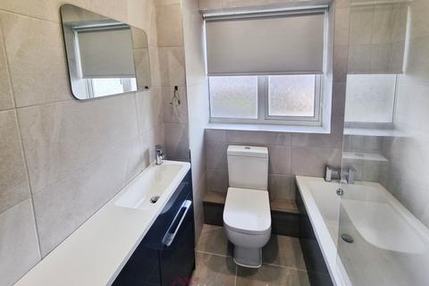 3 bedroom terraced house to rent, Elmwood Drive, Wakefield WF2