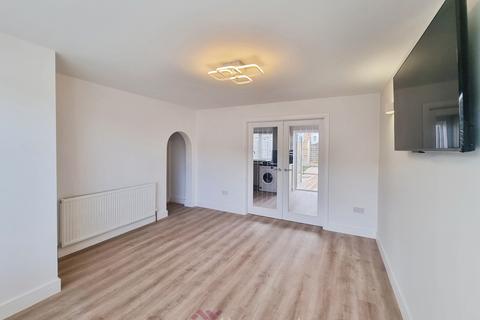 3 bedroom terraced house to rent, Elmwood Drive, Wakefield WF2