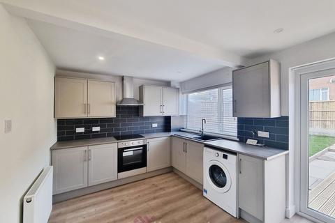 3 bedroom terraced house to rent, Elmwood Drive, Wakefield WF2