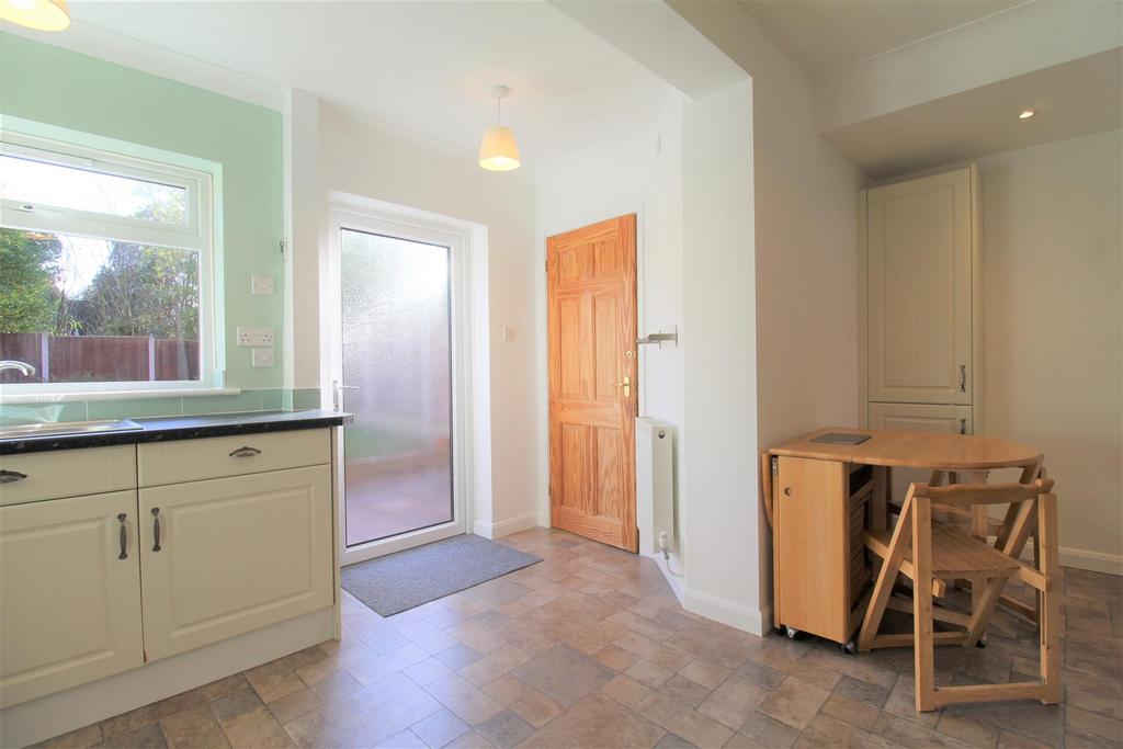 5 Kitchen (2).JPG
