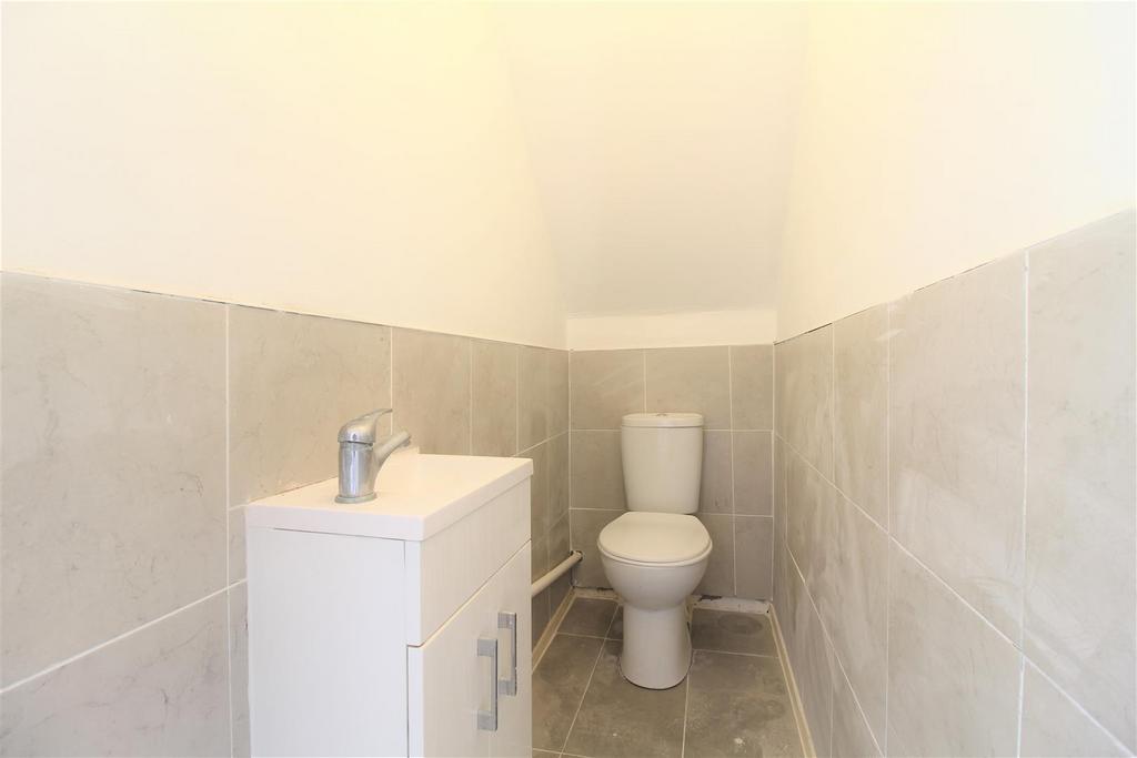 10 Upstairs Toilet.JPG