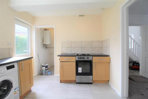 3 bedroom semi-detached house to rent, Wollaton Road, Beeston, Nottingham, NG9 2TD