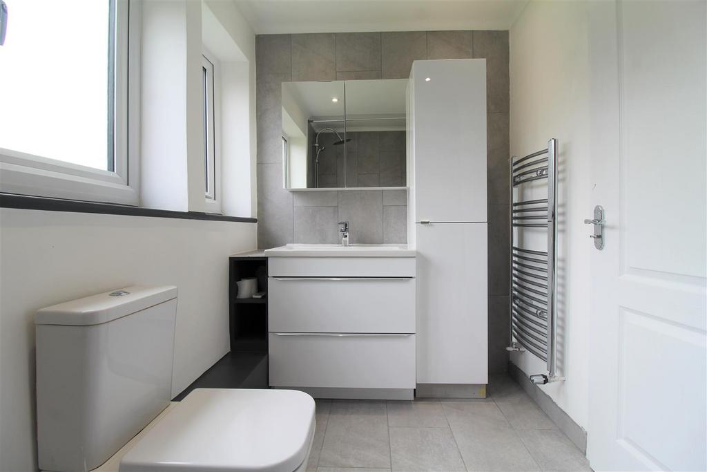 17 Bathroom (2).JPG