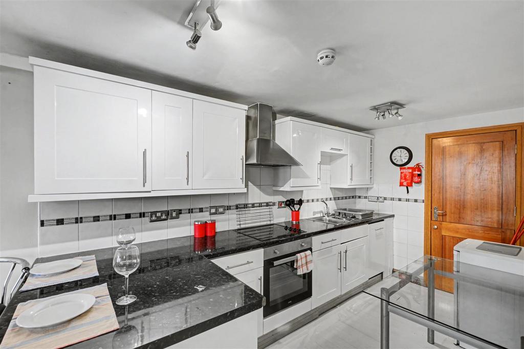 Kitchen 2.jpg