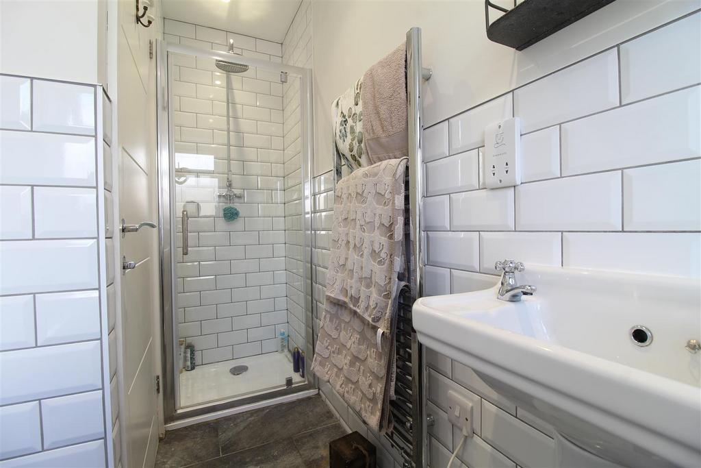9 Bathroom (2).JPG