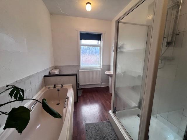 12 Worrall Avenue bathroom.jpg