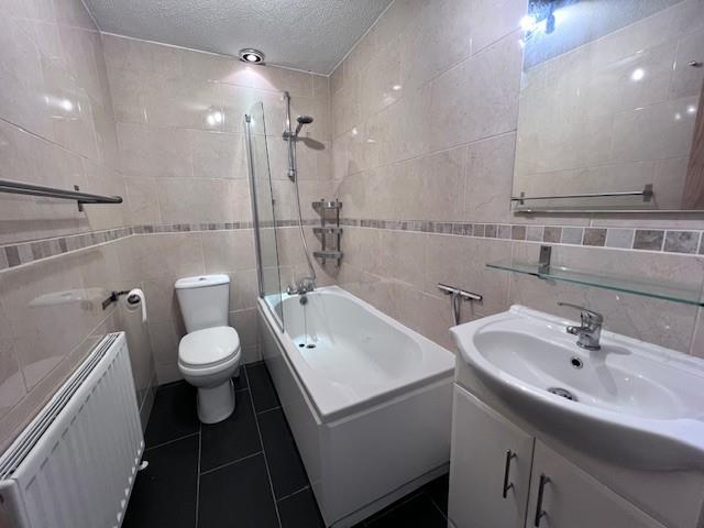 29 Tynedale Close bathroom.jpg