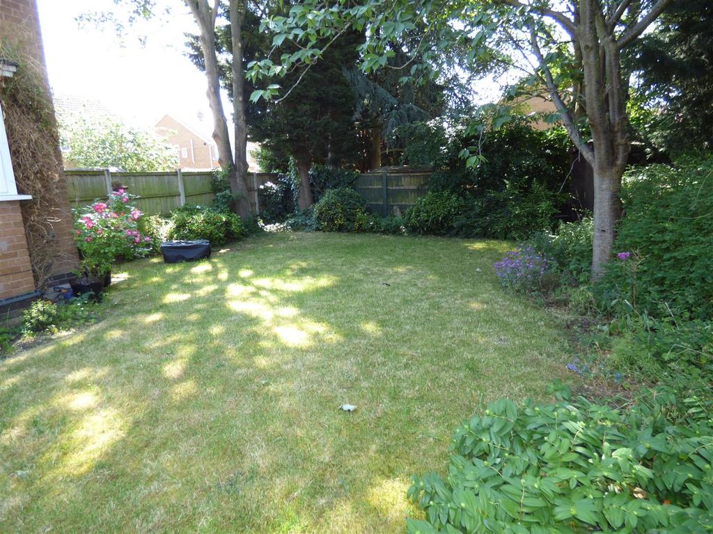 10 Kensington Close side garden.JPG
