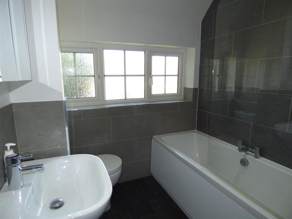 10 Kensington Close bathroom.JPG