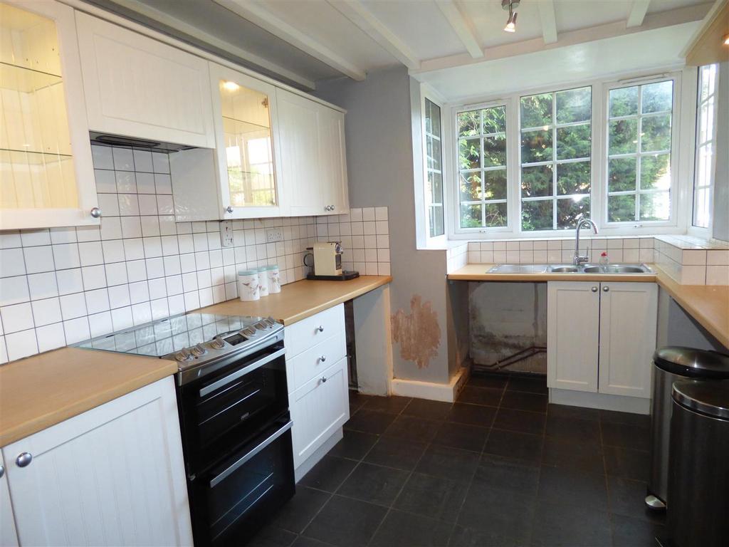 10 Kensington Close kitchen 1.JPG