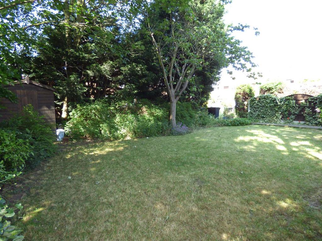 10 Kensington Close side garden 1.JPG