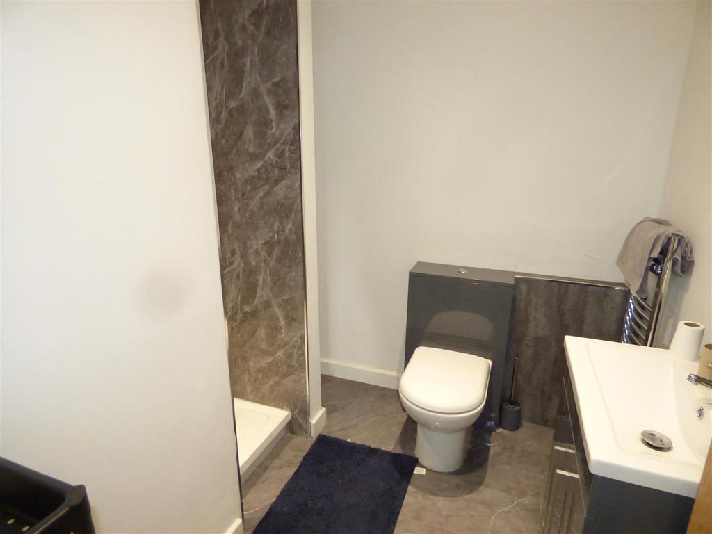 9 Brennan Place shower room.JPG