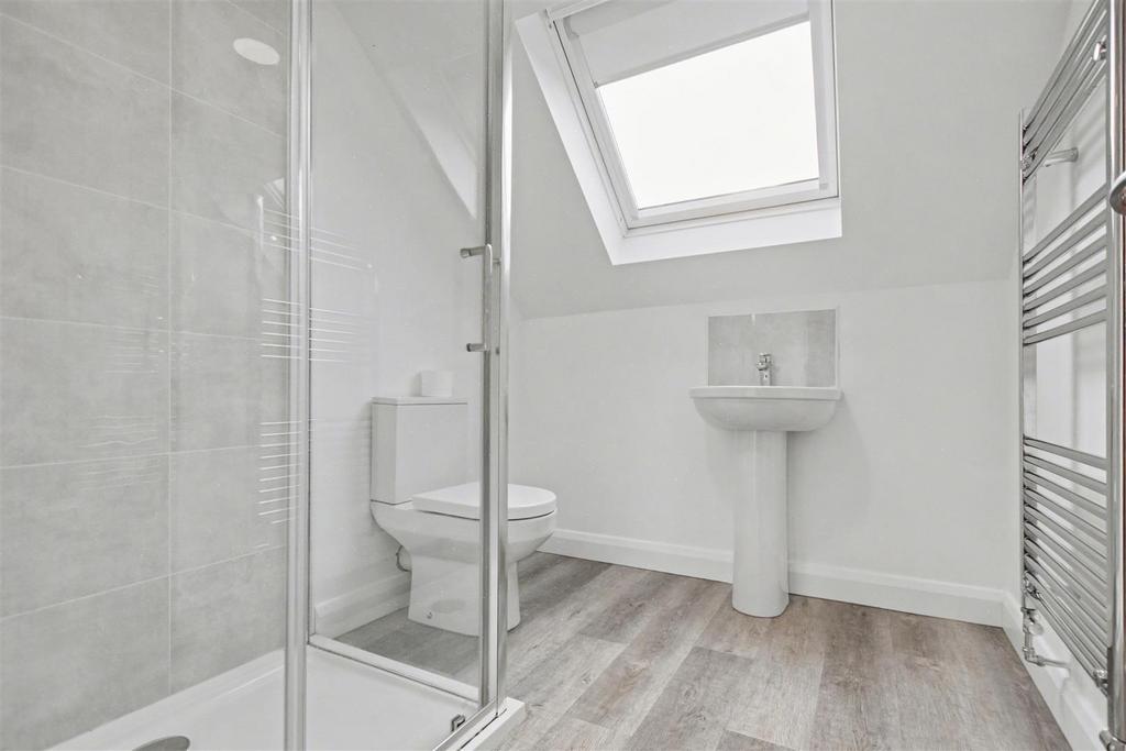 1 Marchie Close ensuite.jpg