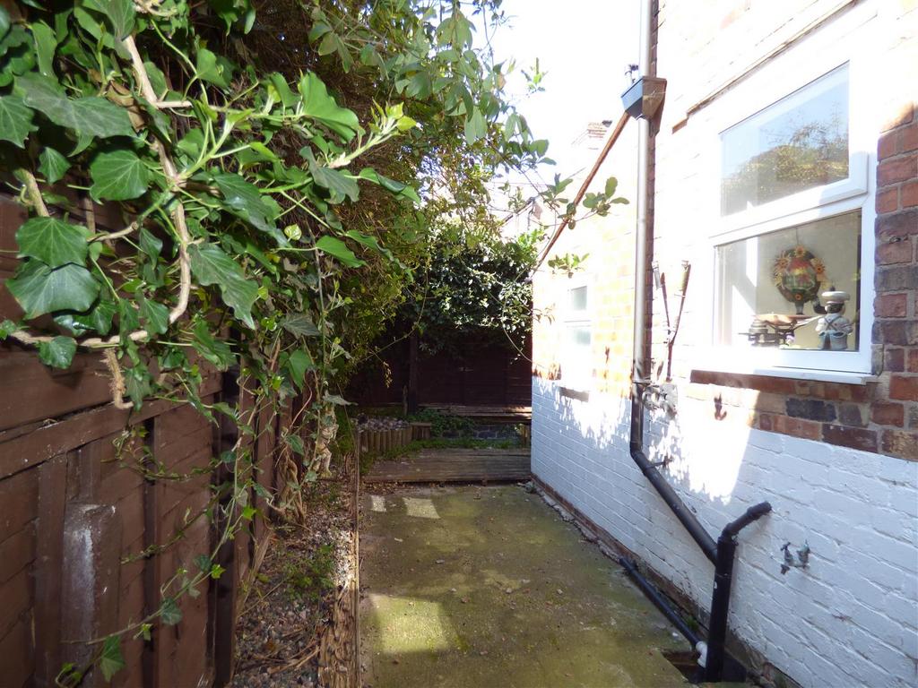 53 Hamilton Road rear garden.JPG