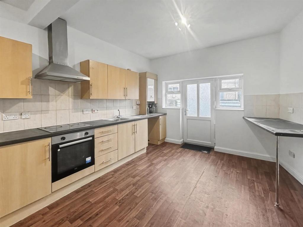 008 Kitchen.jpeg