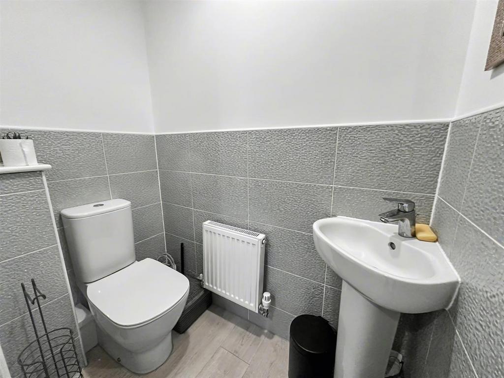 009 Downstairs WC.jpg